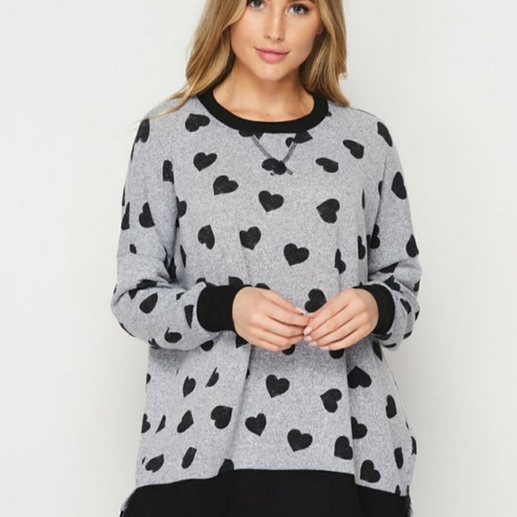 Honeyme Tops - Xl Honeyme grey weekender with black hearts